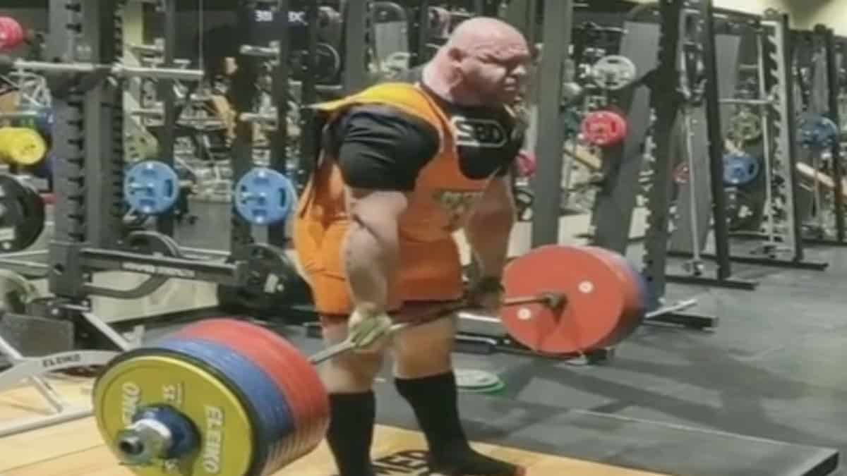 watch-strongman-ivan-makarov-make-a-deadlift-over-1,000-pounds-look-casual-–-breaking-muscle