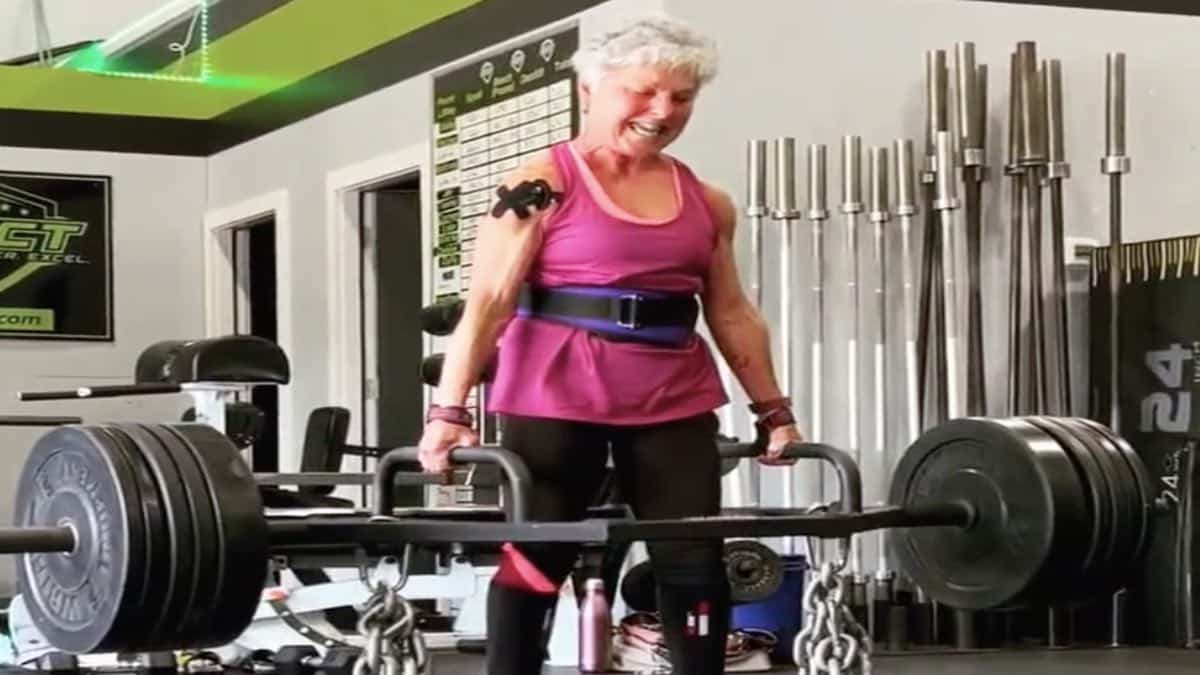 watch-73-year-old-powerlifter-mary-duffy-crush-a-250-pound-trap-bar-deadlift-with-50-pound-chains