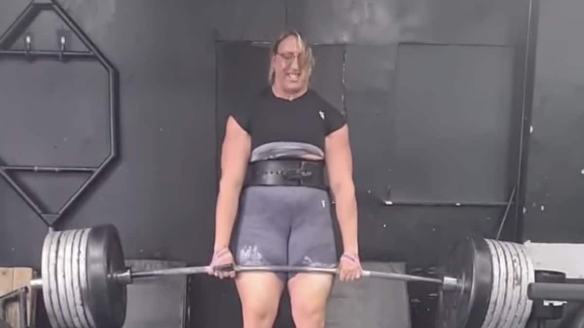 strongwoman-lucy-underdown-deadlifts-unofficial-world-record-of-302.5-kilograms-(667-pounds)-in-training