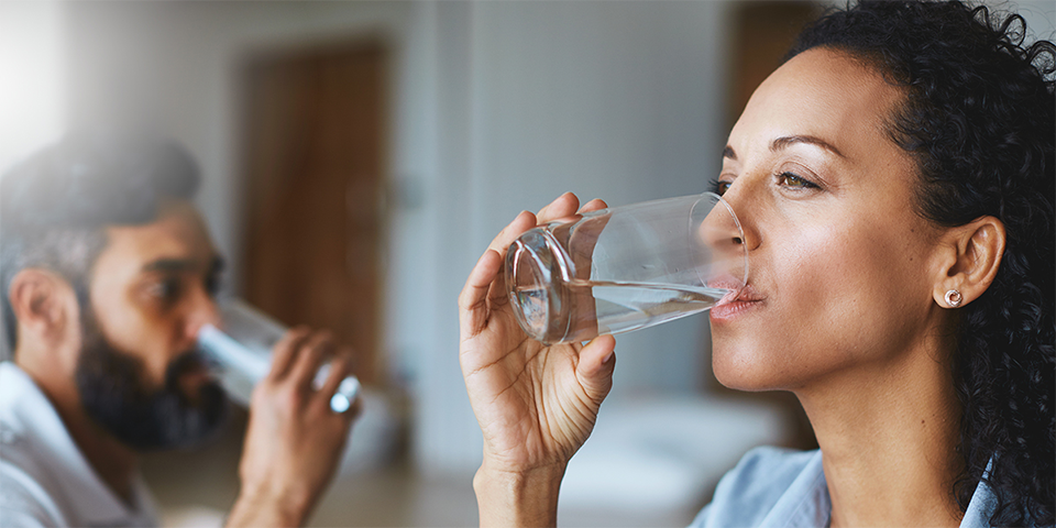 does-drinking-water-really-give-you-younger-looking-skin?