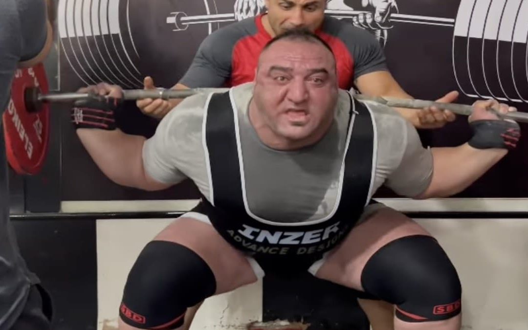 watch-powerlifter-shahram-saki-(120kg+)-squat-over-1,000-pounds-raw