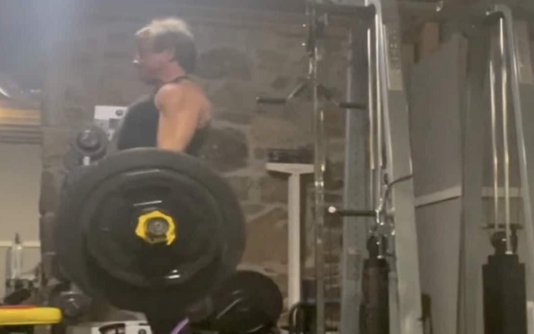 52-year-old-powerlifter-teri-gehring-deadlifts-365-pounds-for-a-new-pr