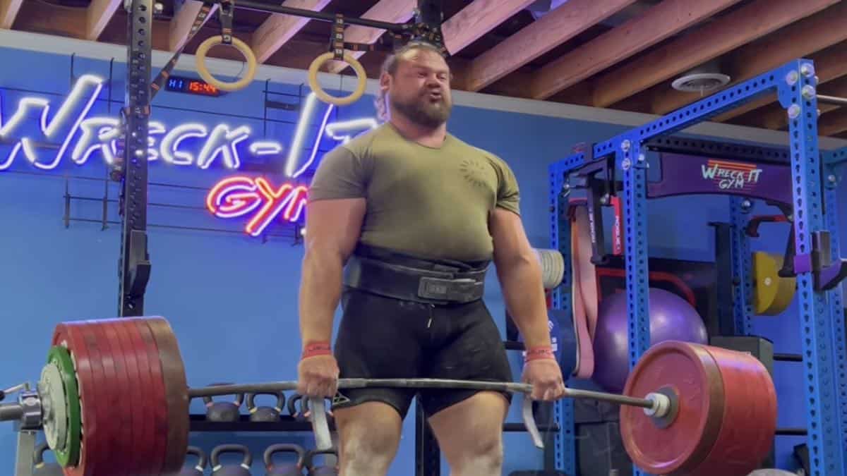 strongman-martins-licis-crushes-a-block-pull-deadlift-over-1,000-pounds-for-4-reps