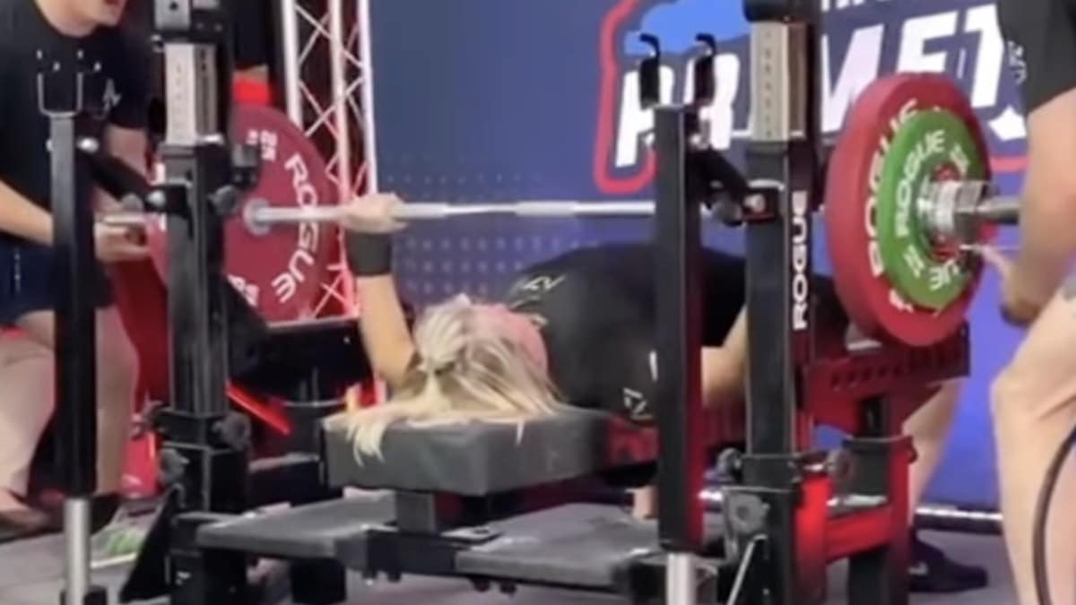 powerlifter-jen-thompson-(675kg)-bench-presses-1485-kilograms-(327.5-pounds)