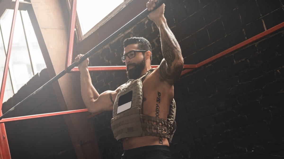 how-to-do-the-weighted-pull-up-—-benefits,-variations,-and-more