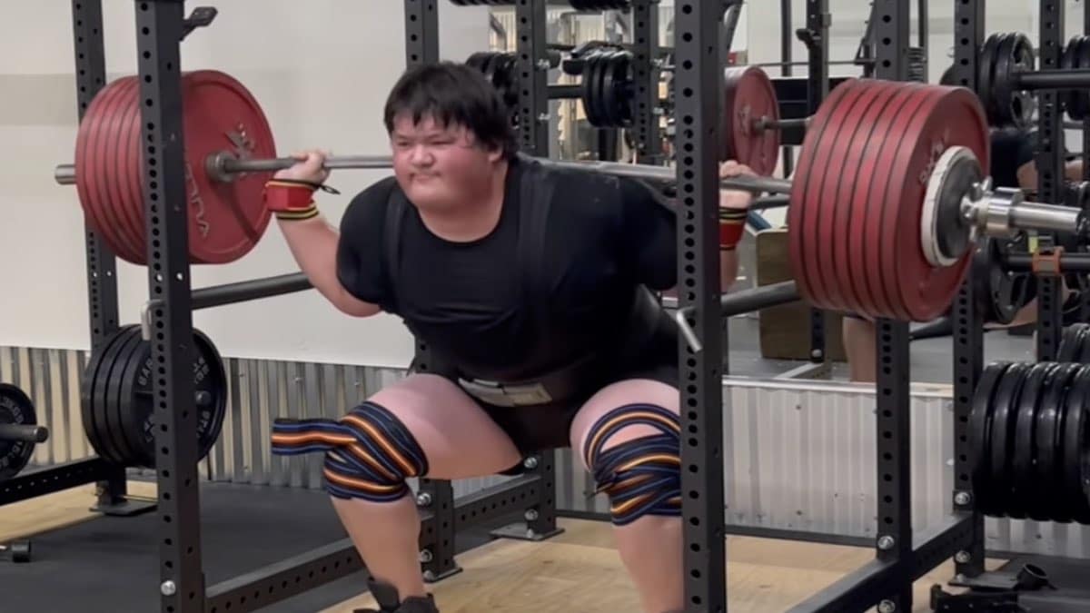 22-year-old-powerlifter-zen-mccollum-destroys-an-860-pound-squat-double-pr