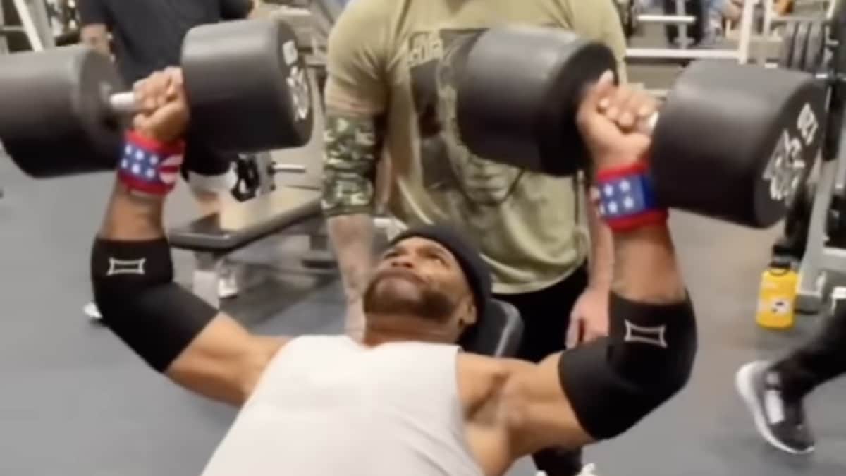 check-out-rapper-method-man-cruising-through-120-pound-incline-dumbbell-presses-for-10-reps-–-breaking-muscle