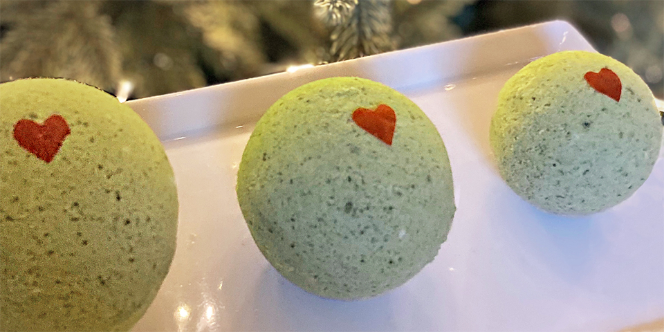These DIY Holiday Grinch Bath Bombs Are the Perfect Gift