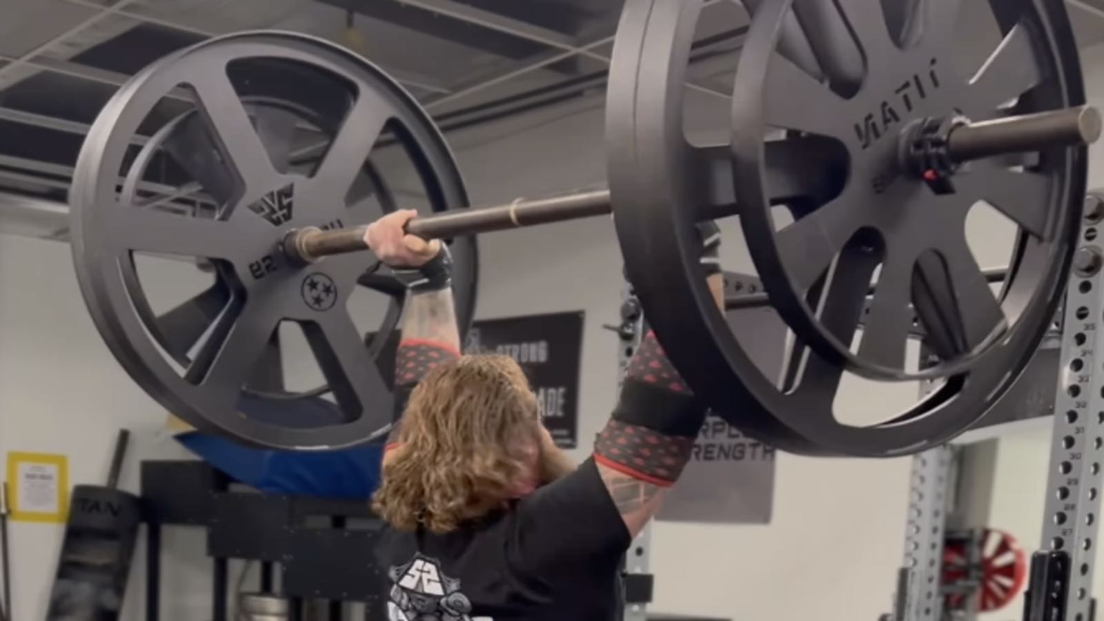 strongman-tyler-scott-obringer-axle-presses-a-massive-192.8-kilograms-(425-pounds)-–-breaking-muscle