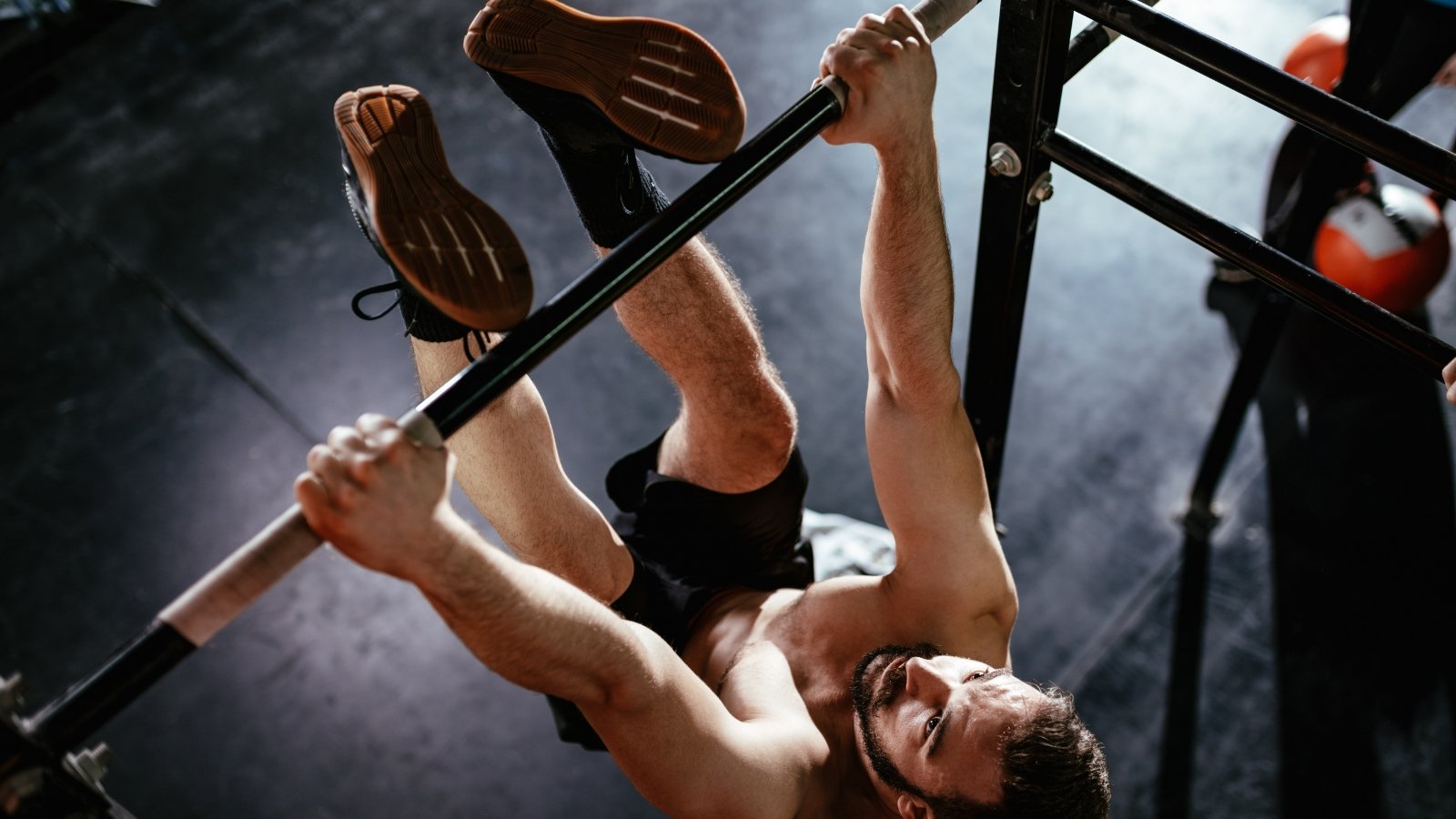 how-to-do-the-toes-to-bar-for-core-strength-and-power-–-breaking-muscle