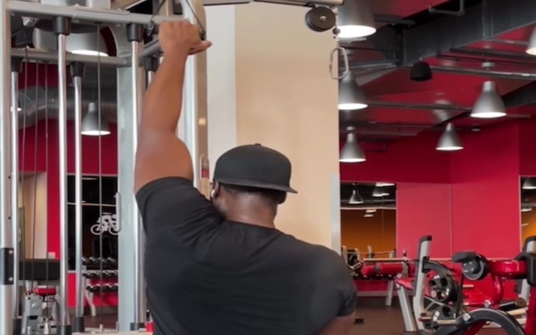 How to Do the Single-Arm Lat Pulldown for Back and Biceps Gains – Breaking Muscle
