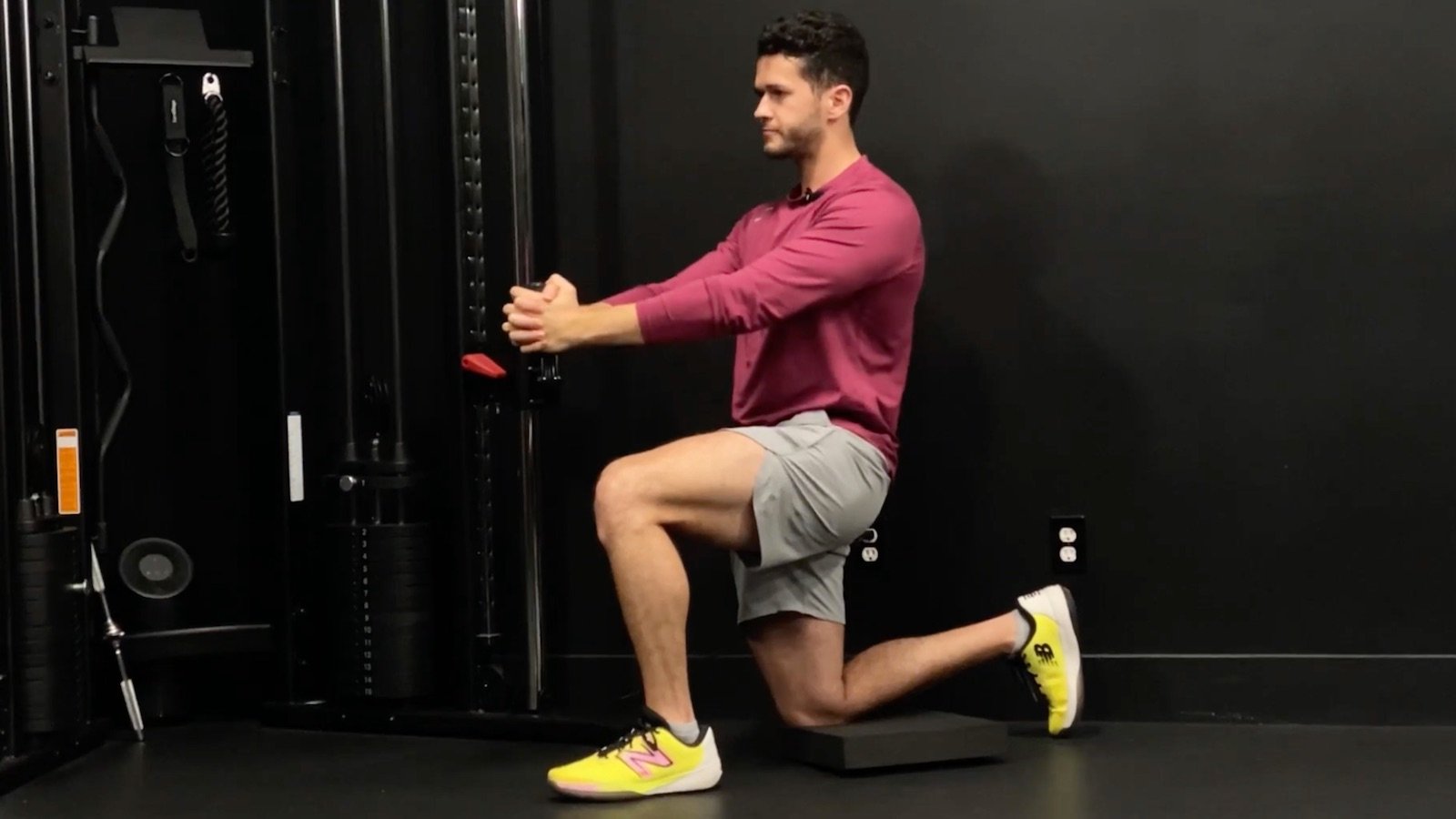 how-to-do-the-half-kneeling-pallof-press-for-core-strength-and-full-body-stability-–-breaking-muscle
