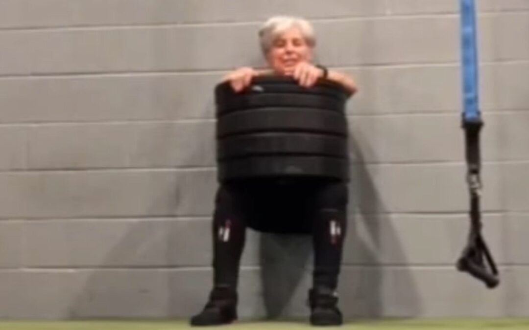 74-Year-Old Mary Duffy Wall Sits With 97.5 Kilograms (215 Pounds) of Added Weight For 2 Minutes – Breaking Muscle