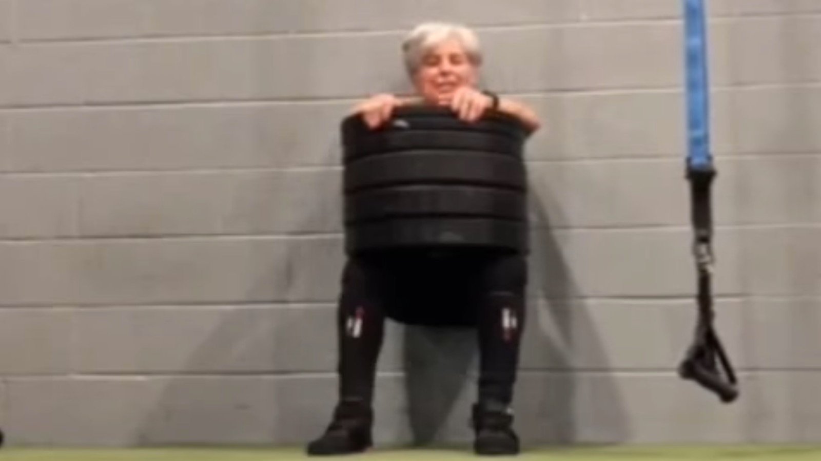 74-year-old-mary-duffy-wall-sits-with-97.5-kilograms-(215-pounds)-of-added-weight-for-2-minutes-–-breaking-muscle